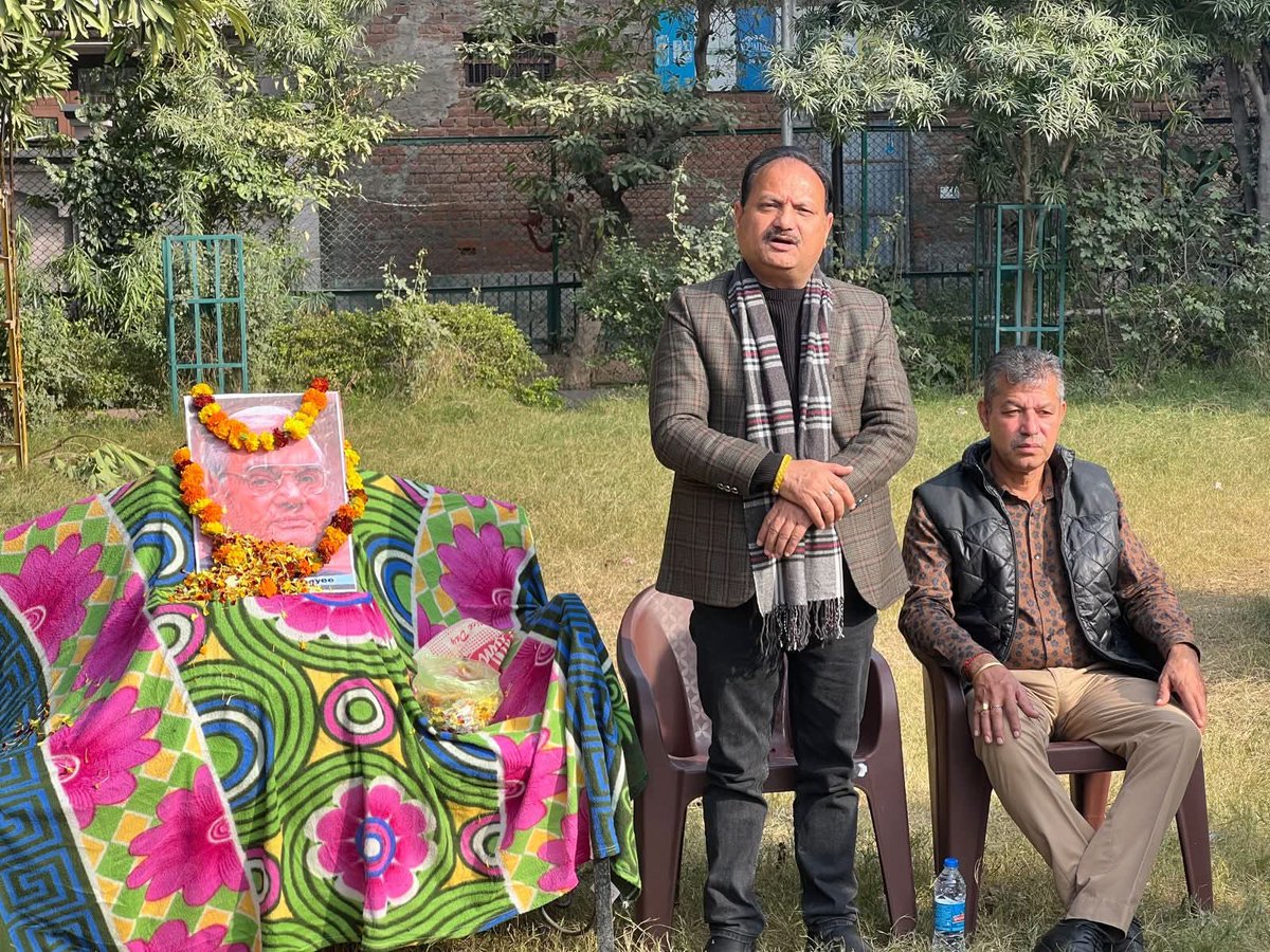 nareshsinghbjp's tweet photo. आज भाजपा जम्मू साउथ ज़िला के नई बस्ती में भारतीय राजनीति के शिखर पुरुष, करोड़ों भाजपा कार्यकर्ताओं के प्रेरणास्रोत और हमारे पथप्रदर्शक, पूर्व प्रधानमंत्री एवं भारत रत्न श्रद्धेय अटल बिहारी वाजपेयी जी की 101वीं जयंती पर उन्हें श्रद्धांजलि अर्पित की।
#AtalSmritiVarsh https://t.co/5yyCmhNa9u
