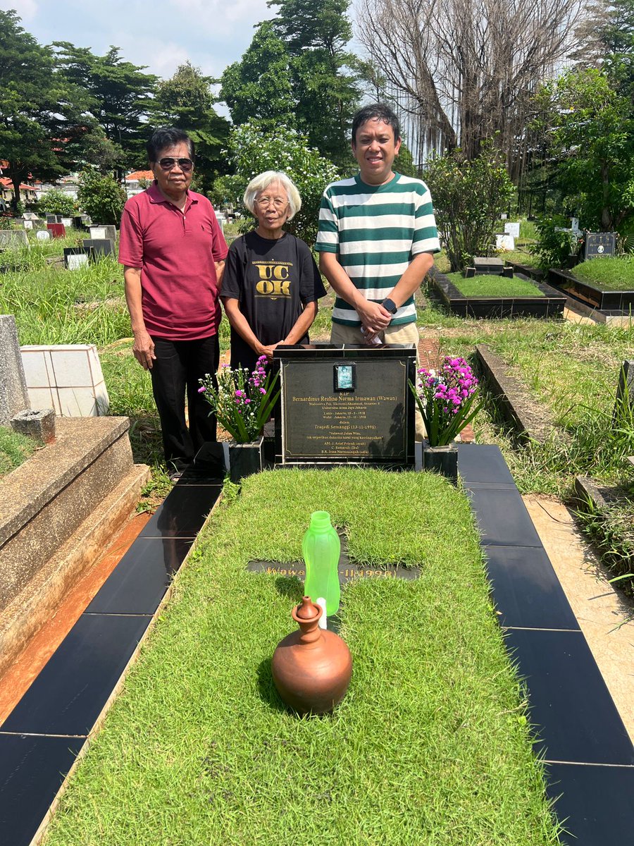 sumarsih11's tweet photo. Bersama mahasiswa 1998 dari kampus Trisakti &amp; puteraya, teman sepergerakan Wawan dkk.

Banyaknya orang yang tidak tahan lapar menjadi renungan kami.
@dipanggilwawan korban Semanggi I -13 November 1998. https://t.co/p8nFCg5f40