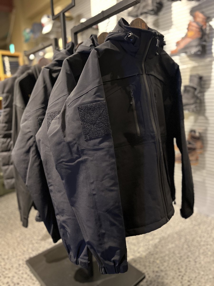 LAST_GEAR_japan's tweet image. プロフェッショナル達に選ばれ続ける
ハードシェルジャケット【Sabre Jacket 2.0】

高い防水・防風・透湿性能を高次元で両立。
耐久性にも優れ、長く着られる一着です。

今なら各サイズ在庫あり。
LAST GEAR HQにてぜひ体感してください。

#511tactical
#LASTGEAR