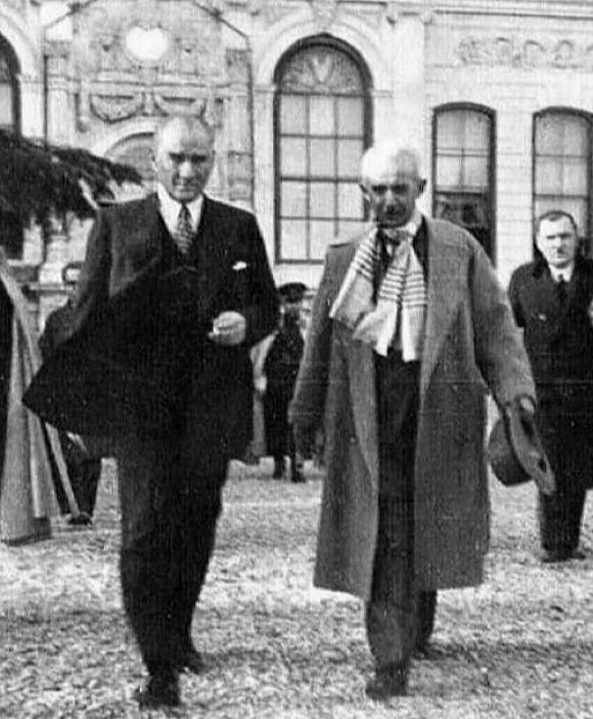 🇹🇷Türkiye Cumhuriyetinin ikinci adamı.
Atatürk’ün silah arkadaşı can yoldaşı.
🇹🇷Lozan barış anlaşmasının mimari, Cumhuriyetimizin ikinci Cumhurbaşkanı.
🇹🇷
Arada fikir ayrılığı yaşadıklarında Atatürk’ün bir karar alırken,
‘Bir de İsmet Paşaya sorun’ dediği anımsatılır.
#İsmetİnönü