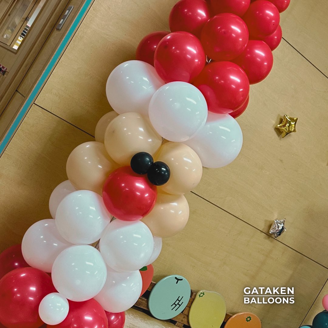 te2row's tweet image. 🎄✨ Merry Christmas ✨🎄

赤と白、深いグリーン。
星がきらめく、バルーンのクリスマス。

色と形でつくるのは、
飾りだけじゃなく、その場の空気。

今日という日が、
あたたかな時間になりますように🎅🎁