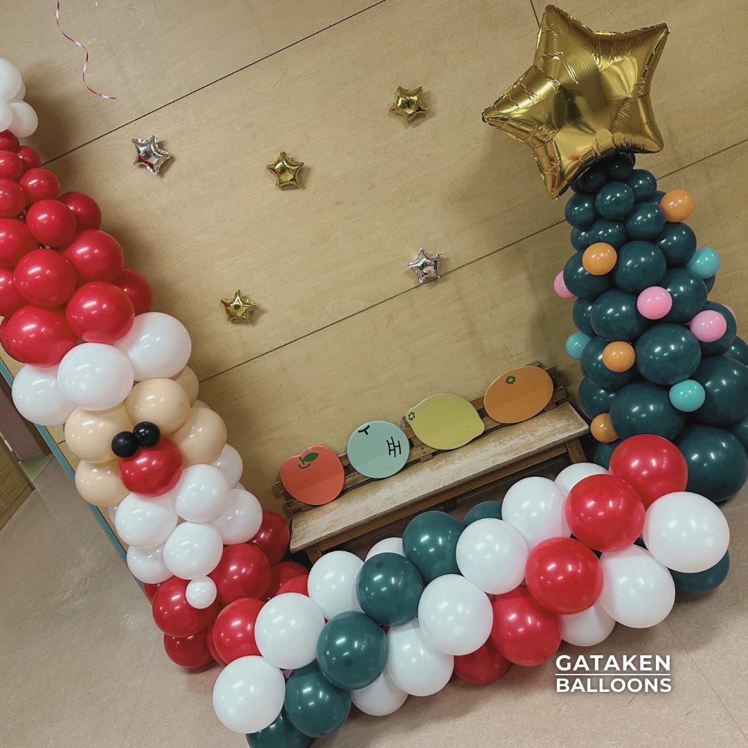 te2row's tweet image. 🎄✨ Merry Christmas ✨🎄

赤と白、深いグリーン。
星がきらめく、バルーンのクリスマス。

色と形でつくるのは、
飾りだけじゃなく、その場の空気。

今日という日が、
あたたかな時間になりますように🎅🎁