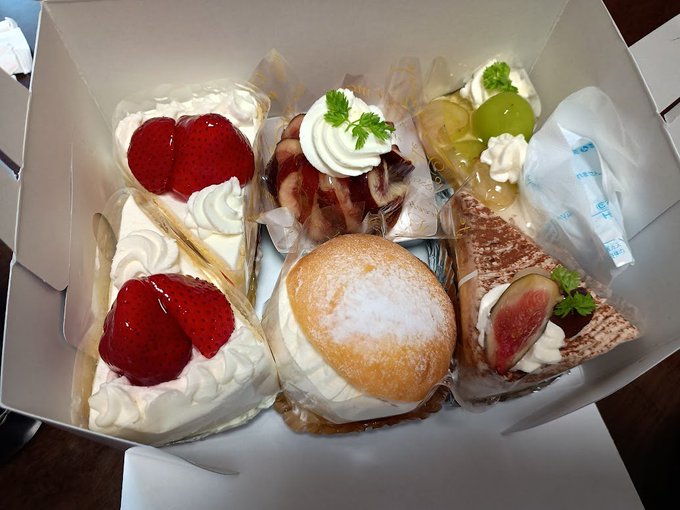 帰宅ぅ🏠🍰🎄⭐
ケーキ安くなっていたのでいつもの倍購入したのねん('ー`)V 