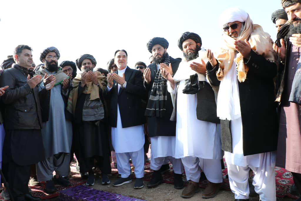 محترم ملا عبدالغني برادر اخوند په هرات ولایت کې د پامیر المونیمي قطیو تولیدي شرکت د بنسټ ډبره کېښوده.