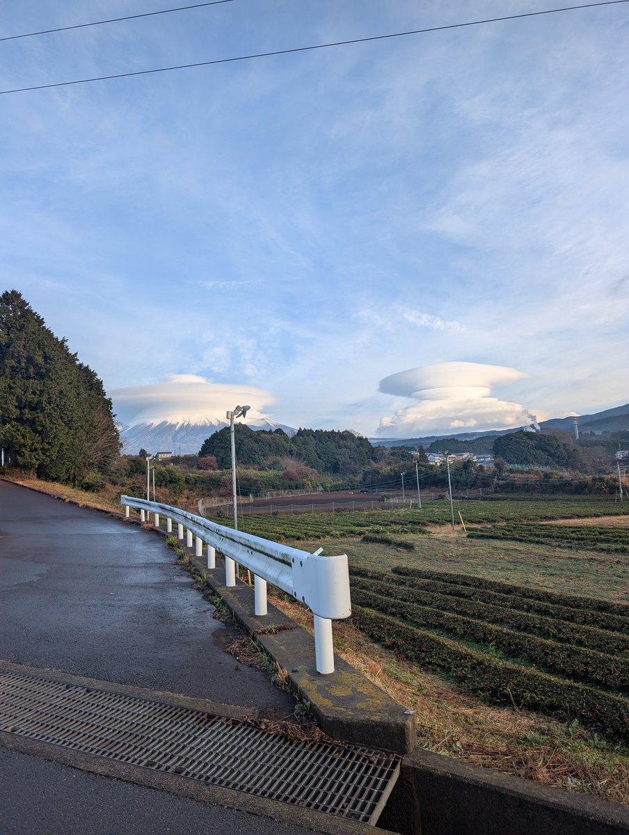 s09445558's tweet photo. 今日の雲怖かった
巨大地震の予兆か！って感じ https://t.co/fLbbLGmYqX