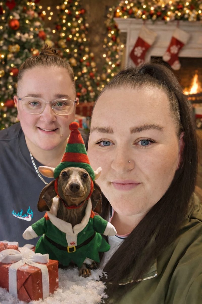 Merry Christmas to all from the Kays! Have the best day and create the best memories, love to our friends and family and here’s to the loved ones who are no longer here but we will raise a glass for them 🥂