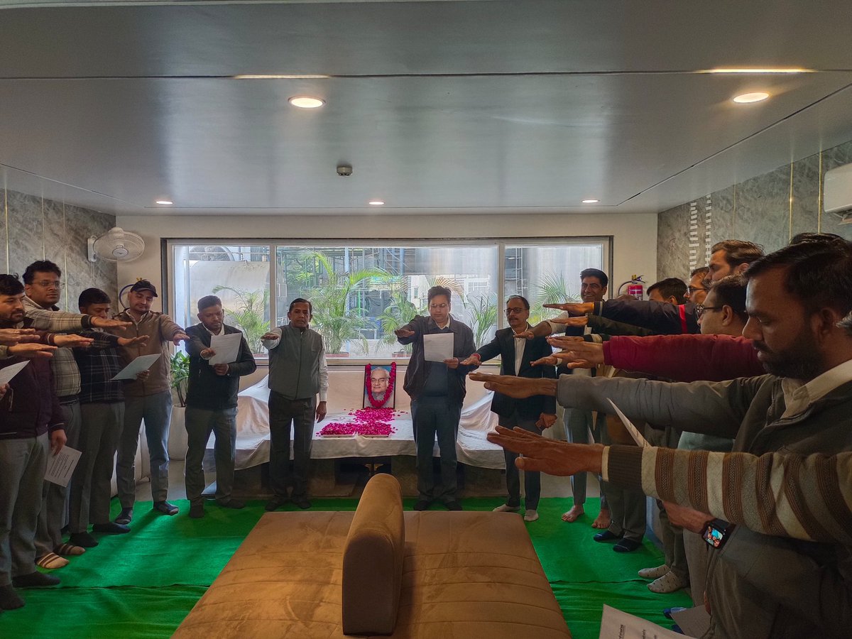 आज सरस जयपुर डेयरी में ‘भारत रत्न’ पूर्व प्रधानमंत्री स्व. श्री अटल बिहारी वाजपेयी जी की जयंती को सुशासन दिवस के रूप में श्रद्धा एवं सम्मान के साथ मनाया गया।

इस अवसर पर जयपुर डेयरी के प्रबंध संचालक श्री मनीष फौजदार जी सहित समस्त अधिकारीगण ने स्व. अटल बिहारी वाजपेयी जी को