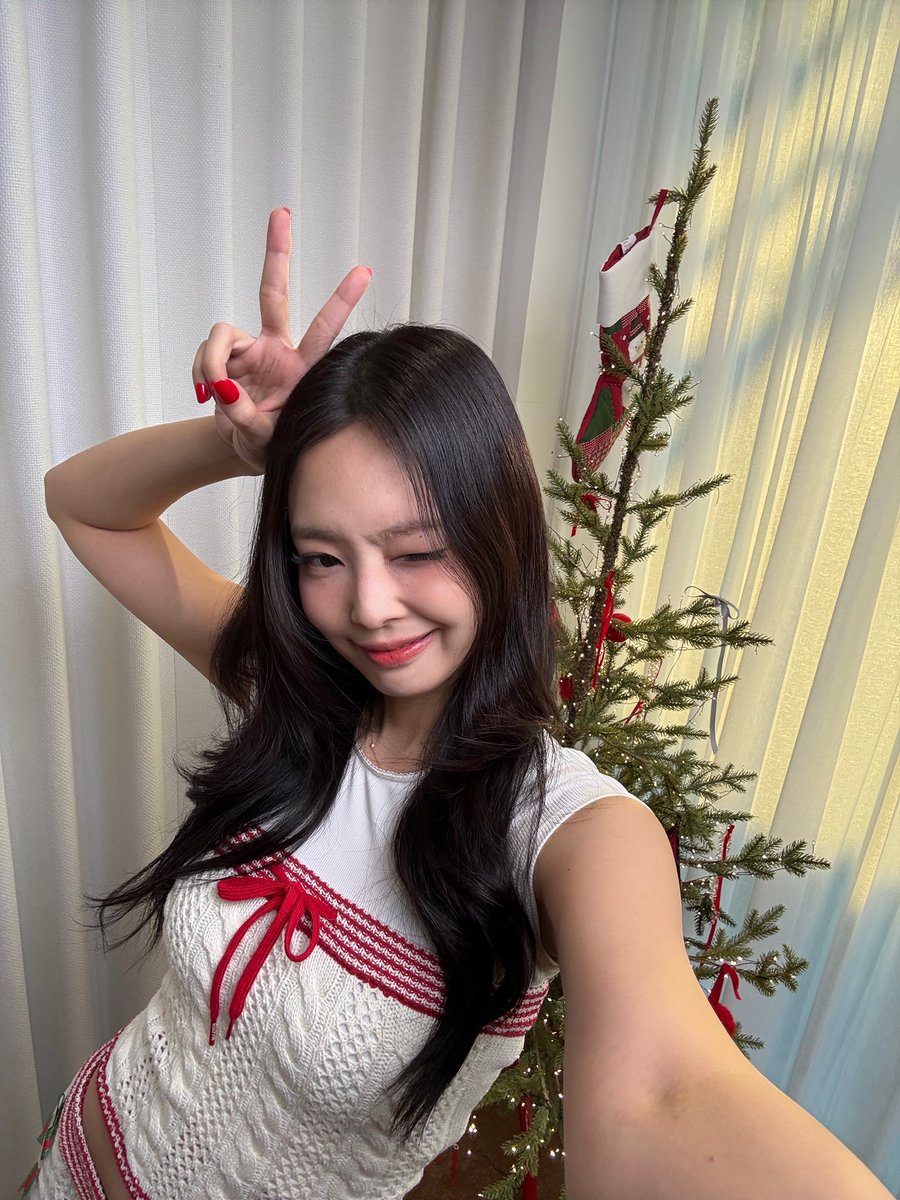 tjruby_'s tweet image. ต้นคริสต์มาสเจนนี่เมื่อปีที่แล้ว หนึ่งปีผ่านไปน้องจะโตหรือยังน้อ