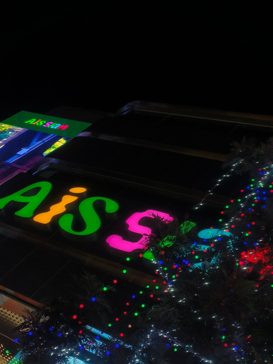 Marisa63565200's tweet photo. 🌲AIS SIAM Square ถนนเส้นนี้จะเต็มไปด้วยรอยยิ้มและโมเมนต์พิเศษอีกครั้งในปลายปีนี้ แสงไฟบรรยากาศยามค่ำคืน เหล่าบรรดาศิลปินมากมาย ที่คุณจะต้องสนุกและยิ้มไปกับพวกเขาและคนที่คุณรัก เข้ามาสร้างปรากฏการณ์ด้วยกันนะคะ ในวันที่ 31 ธันวาคม 2568
#SIAMSQUARESTREETOFDREAMZ2026 #AISSIAM https://t.co/jgk0mmf9UT