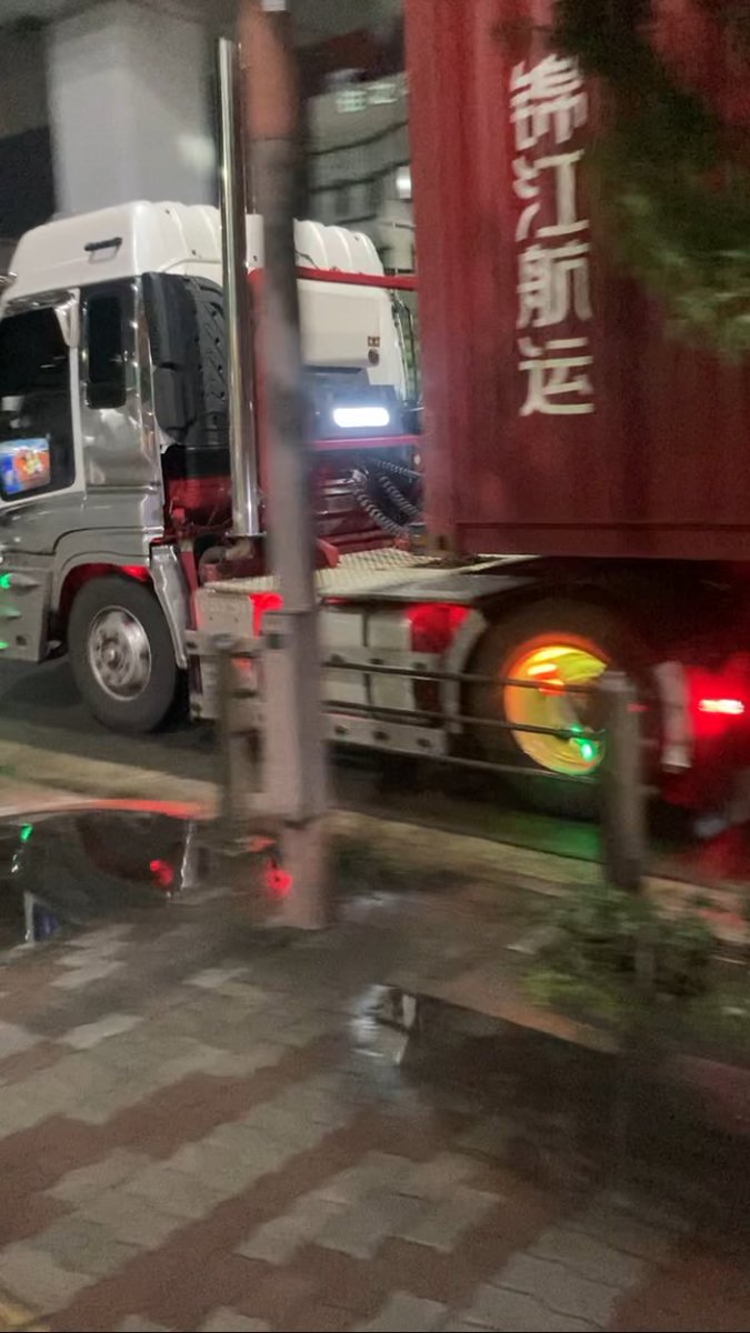 N_D_L_'s tweet photo. ギガのオフロードキャブにふそうのスーパーミラー、煙突マフラーにホイールマーカー付いてますや…！ https://t.co/u5FRxeBPI7