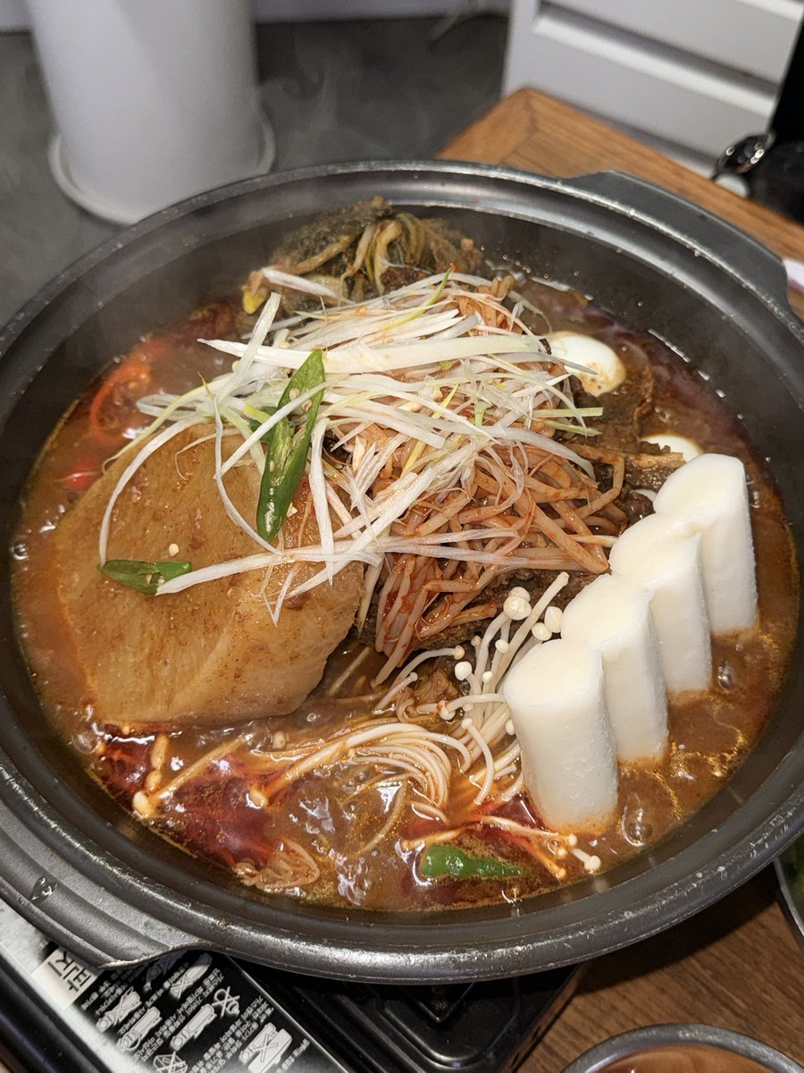 meanexplorer's tweet photo. 용문해장국 
살면서 먹어본 조림 무 중 제일 달아서 음식도 진짜 달음 ㄷㄷ 여태 먹어 본 한식 중 단맛 강함 ㅠ ㅠ 무는 달아서 다 먹지도 못했고 애호박 전은 바삭한 맛 아예 없고 (0프로 바삭) 떡처럼 뭉치는 맛이었다…….  …. 재방문의사 xxxx 😨 https://t.co/08KWezb4WZ