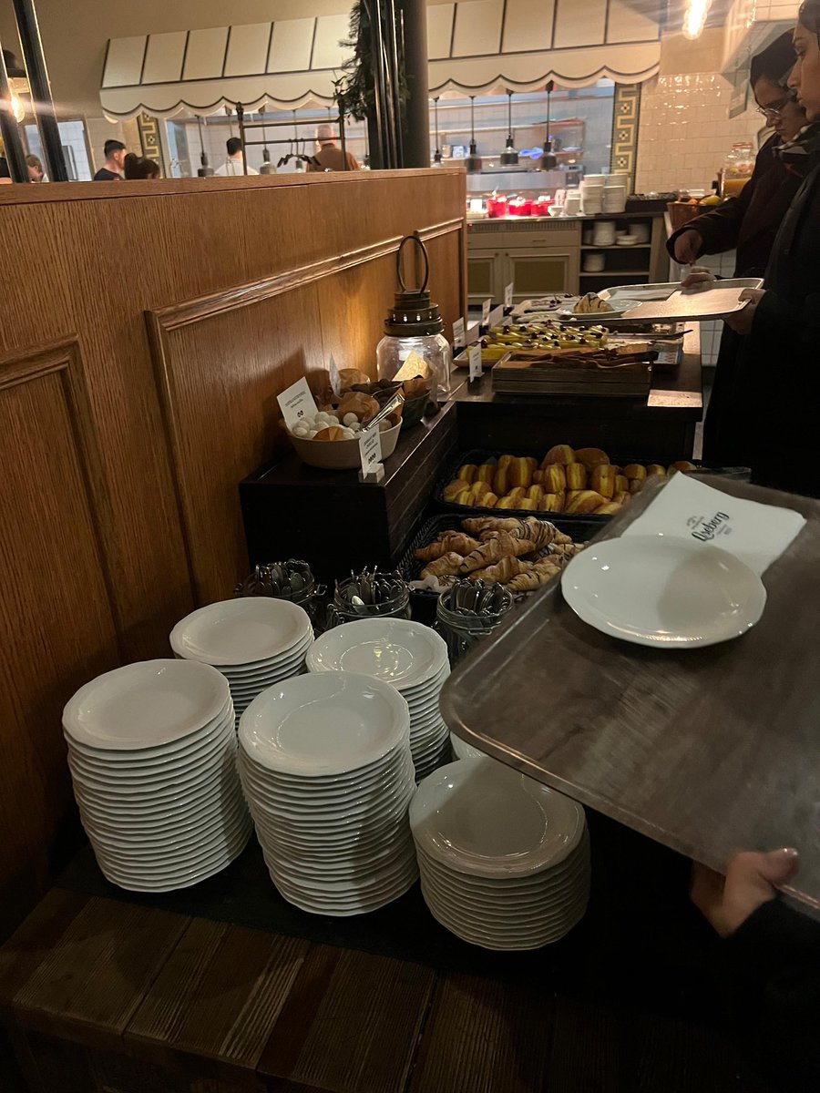 LajnaSweden's tweet photo. Sedan var det dags för lyxfrukost på Grand Curiosa med god mat, härlig stämning och massor av skratt. Sådana stunder gör lägret extra minnesvärt och ger energi för resten av dagen! 🥐☕️
#lajnaimaillah #ahmadiyya #sverige https://t.co/qEK3eWZtwx