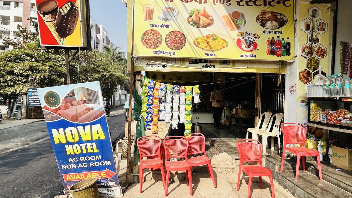hims_125's tweet photo. Unauthorised construction by this shop is resulting everyday traffic issue.
Blatant violation of rules.

Kindly look into this and do the needful @MuncipalRaipur 

Beside Medishine Hospital, Raipur (Zone No: 10)

#encroachment https://t.co/YvOCJussj8
