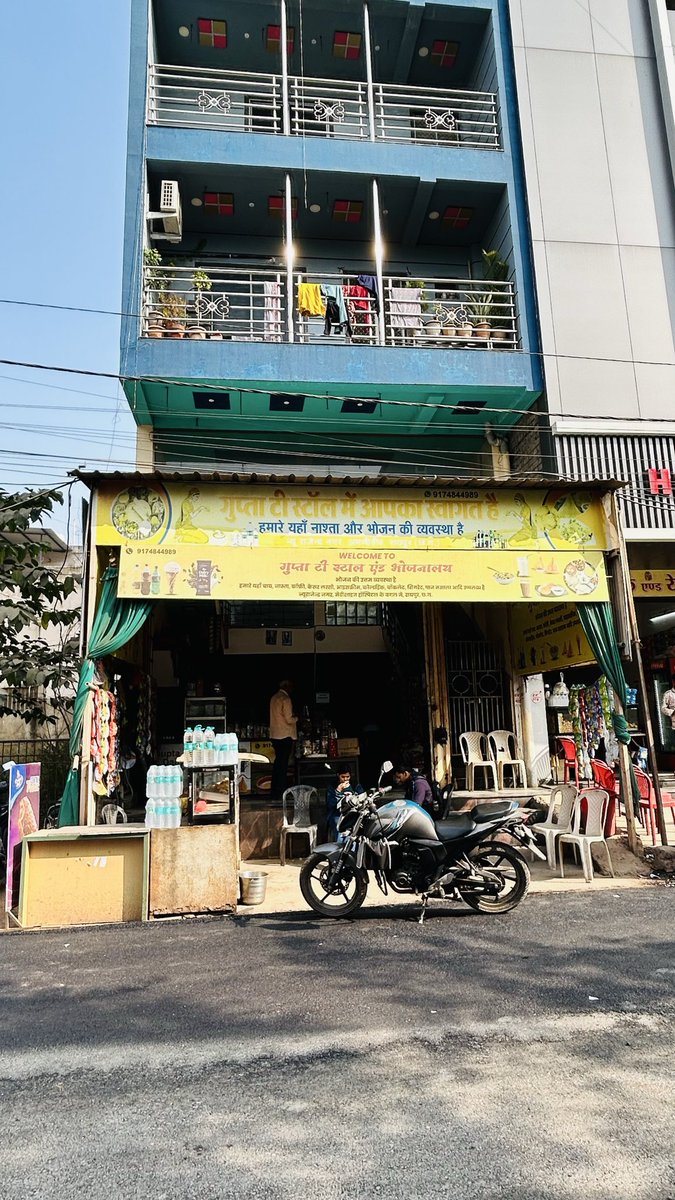 hims_125's tweet photo. Unauthorised construction by this shop is resulting everyday traffic issue.
Blatant violation of rules.

Kindly look into this and do the needful @MuncipalRaipur 

Beside Medishine Hospital, Raipur (Zone No: 10)

#encroachment https://t.co/YvOCJussj8