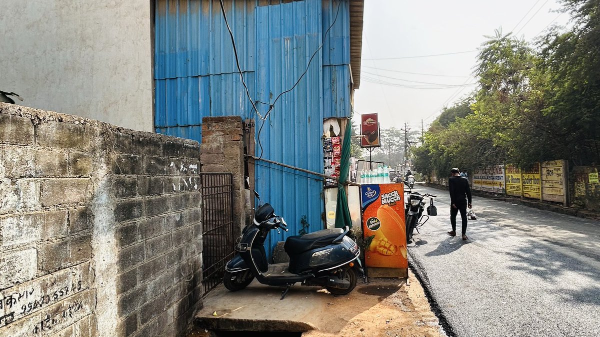 hims_125's tweet photo. Unauthorised construction by this shop is resulting everyday traffic issue.
Blatant violation of rules.

Kindly look into this and do the needful @MuncipalRaipur 

Beside Medishine Hospital, Raipur (Zone No: 10)

#encroachment https://t.co/YvOCJussj8
