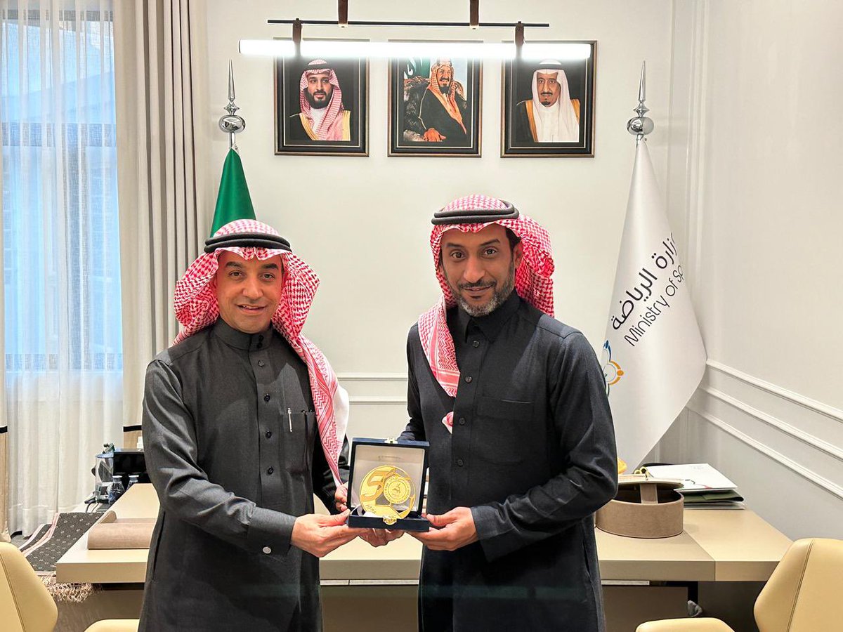 ArabHandball's tweet image. زيارة رئيس الاتحاد العربي لكرة اليد الاستاذ فاضل ال نمر لسعادة وكيل وزارة الرياضة لشؤون الرياضة والشباب الأستاذ عبدالعزيز المسعد حيث قدم لسعادته درعاً تذكارياً بمناسبة مرور 50 عاماً على تأسيس الاتحاد 🤾‍♂️
استعرض خلال اللقاء أبرز إنجازات الاتحاد والخطط المستقبلية لتطوير اللعبة عربيا