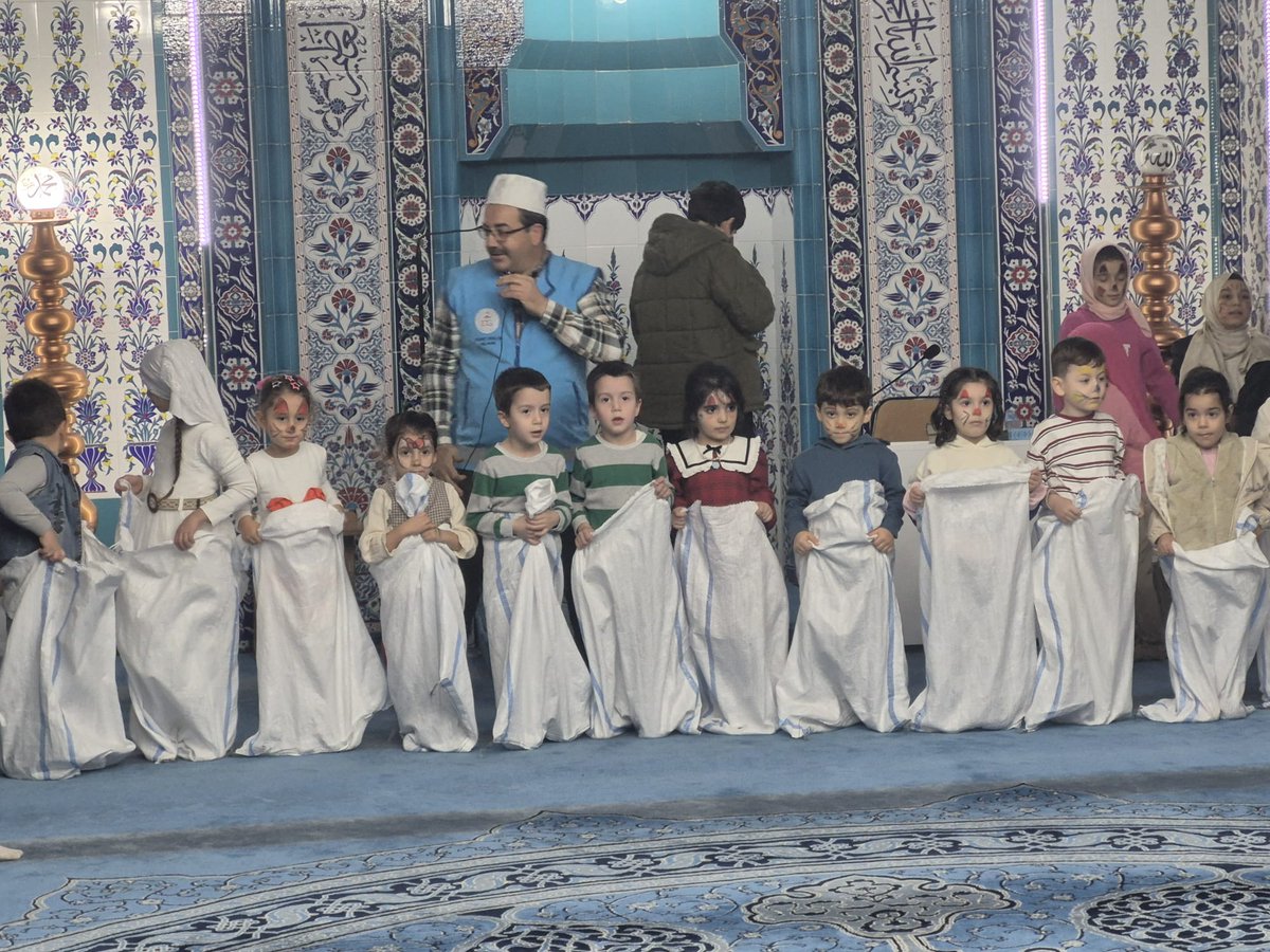 Silivri İlçe Müftülüğü ve Silivri İlçe Müftülüğü Gençlik Koordinatörlüğünce Silivri Zeki Çevik Camii’nde "En Uzun Gecede Çocuklar Camiye"  kapsamında çocuklar, veliler ve din görevlilerinin katılımlarıyla etkinlik düzenledi.