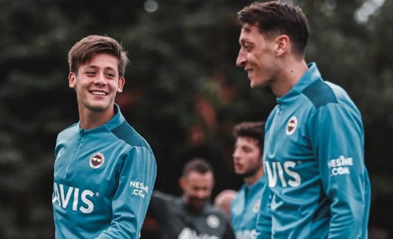Footballdayy10's tweet image. #Décla 🎙️: Arda Güler 🇹🇷:

« Être le numéro 10 de Fenerbahçe… je n’aurais jamais pensé que cela arriverait, car ce maillot appartenait à Mesut Özil. 𝗖’𝗲𝘀𝘁 𝗹𝗲 𝗷𝗼𝘂𝗲𝘂𝗿 𝗱𝗼𝗻𝘁 𝗷’𝗮𝗶 𝗹𝗲 𝗽𝗹𝘂𝘀 𝗮𝗽𝗽𝗿𝗶𝘀, 𝗺𝗮𝗶𝘀 𝗽𝗲𝗻𝗱𝗮𝗻𝘁 𝘁𝗿𝗼𝗶𝘀 𝗺𝗼𝗶𝘀, 𝗷𝗲 𝗻’𝗮𝗶…