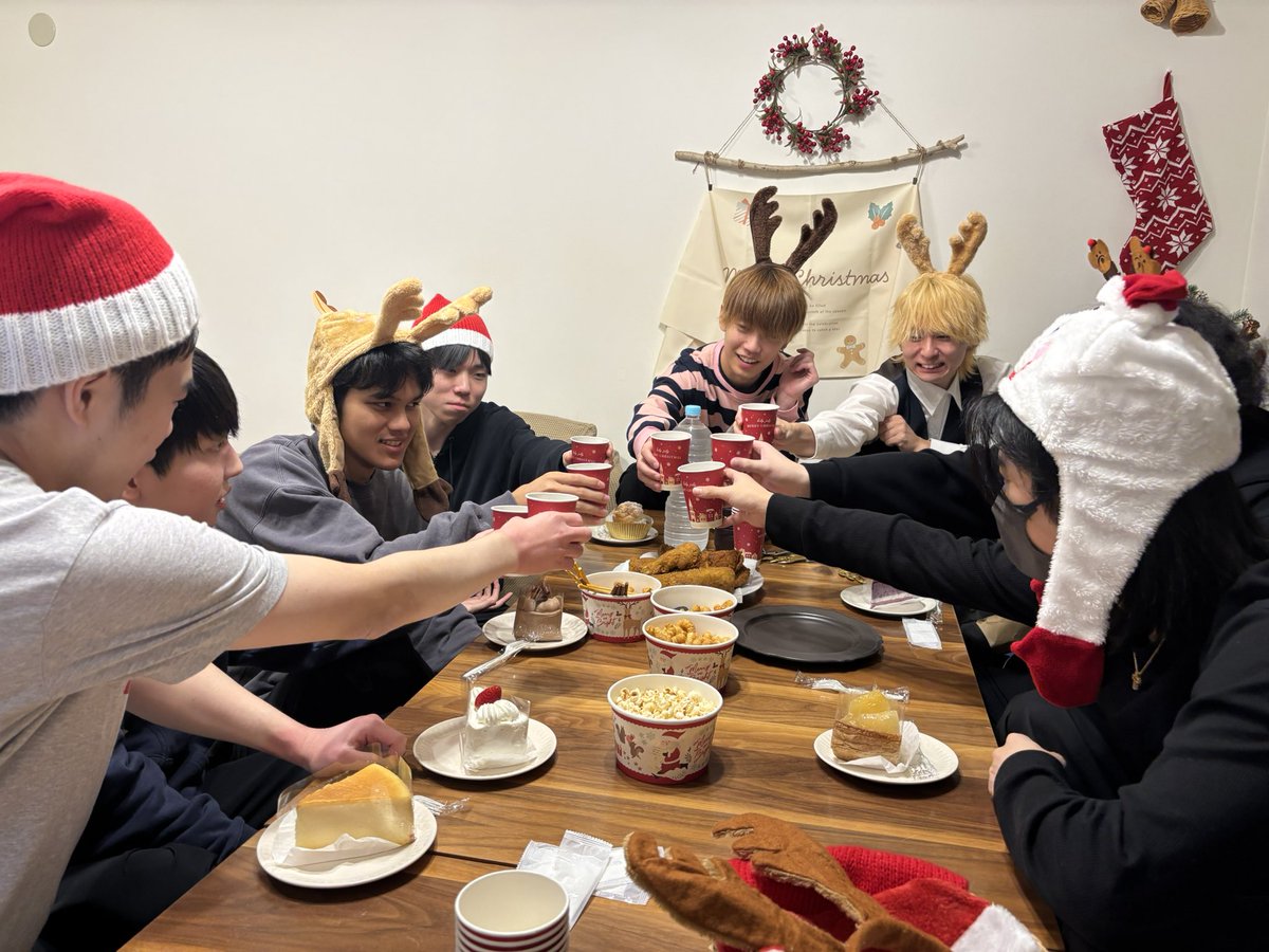 DFM_IDV's tweet photo. ㅤㅤ
❄︎𖡺𐂂 ᴍᴇʀʀʏ ᴄʜʀɪsᴛᴍᴀs ❅↟⍋*↟

みんなでクリスマスの乾杯を🥂´-

楽しそうな様子の数分前まで
ケーキ争奪じゃんけんがありました･･

じゃんけんの様子は今夜のTiktokで👀✨

📸˙꒳​˙)ﾉｼ https://t.co/tPubYNixoo

#DFM_IDV  #第五人格   #Xmas 🦌 https://t.co/unME0zvb2Q