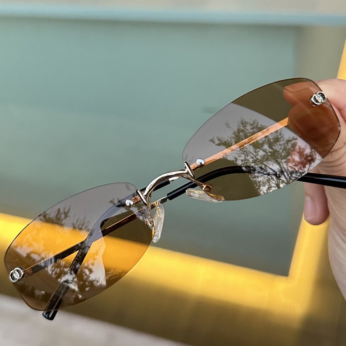 prangchaa's tweet image. ootd วันนี้ลุคเท่ๆสบายๆ แค่มีแว่นกันแดดรุ่นนี้หยิบรุ่นนี้มาใช้คอมพลีสลุควันนี้มาก ใส่สบาย กันแดด กรองแสงได้ แว่นตาแบรนด์ ALP วินเทจที่ถูกต้อง ทรงนี้เป็นทรงไร้กรอบ แว่นแข็งแรงไม่ก๊องแก๊ง เชียร์มาก หลักร้อยเท่านั้น