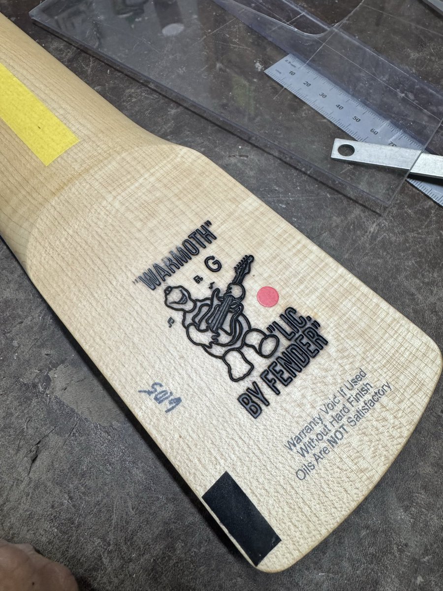 warmothにオーダーしていたネックが届きました。
交換作業を進めていきます。