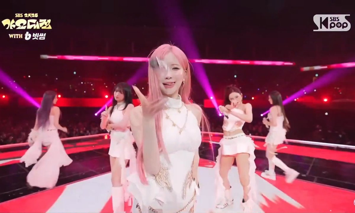 lucaontheway's tweet image. OMFG! Asa flipped the mic while rapping. She didn't drop it, She owned it! ICONIC. ASA. MIC FLIPPED. PERIOD. 🧎🏻‍♂️🔥

#ASA #ENAMIASA #BABYMONSTER #GAYODAEJEON2025