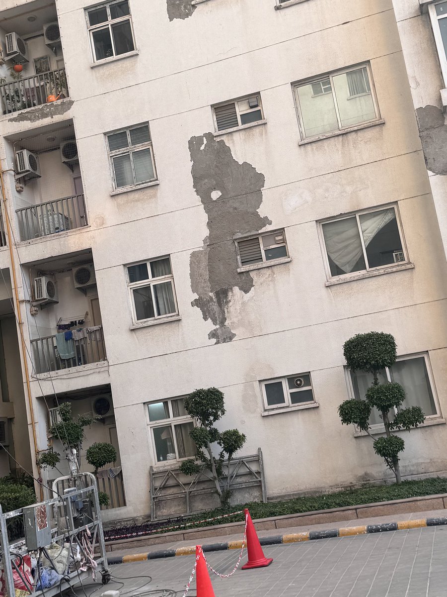 av_iam06's tweet photo. Dear Investors in your Gurugram,
If you are planning to go for Emaar.
Please see their signature property on Golf Course Ext Road and then invest.

@EmaarCares #Emaar #Gurugram #SPRgurgaon https://t.co/0zQRFJmowW