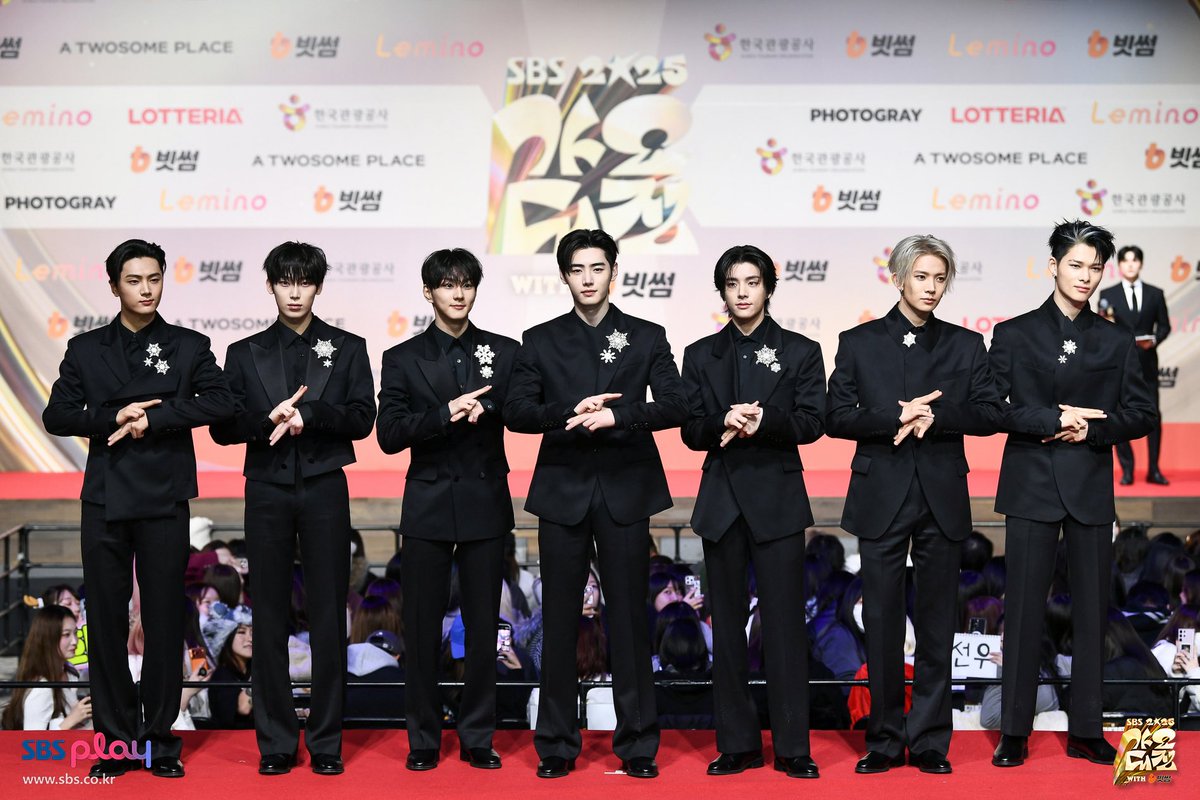 enhypenupdates's tweet image. [PHOTO] 251225

ENHYPEN at the 2025 Gayo Daejeon Red Carpet — Official Photos

UNWRAP THE HOLIDAYS WITH ENHYPEN
#ENHYPEN_GayoDaejeon2025 @ENHYPEN_members @ENHYPEN
