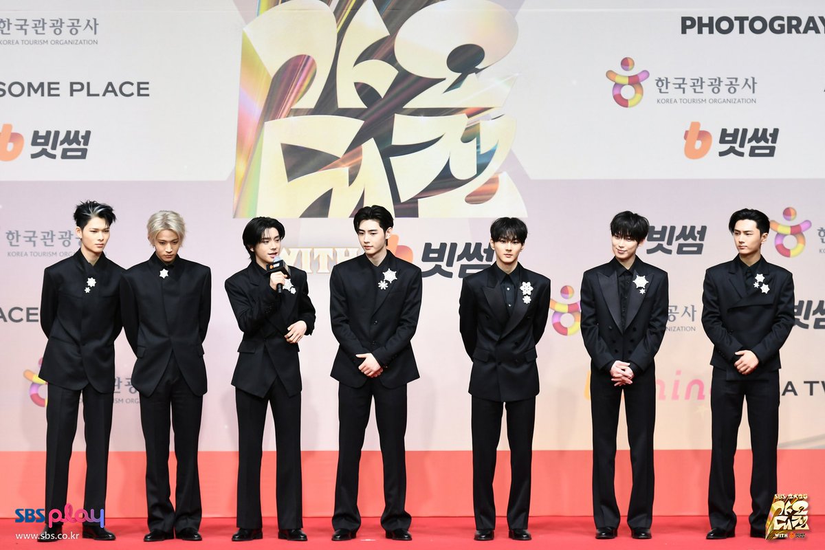 enhypenupdates's tweet image. [PHOTO] 251225

ENHYPEN at the 2025 Gayo Daejeon Red Carpet — Official Photos

UNWRAP THE HOLIDAYS WITH ENHYPEN
#ENHYPEN_GayoDaejeon2025 @ENHYPEN_members @ENHYPEN