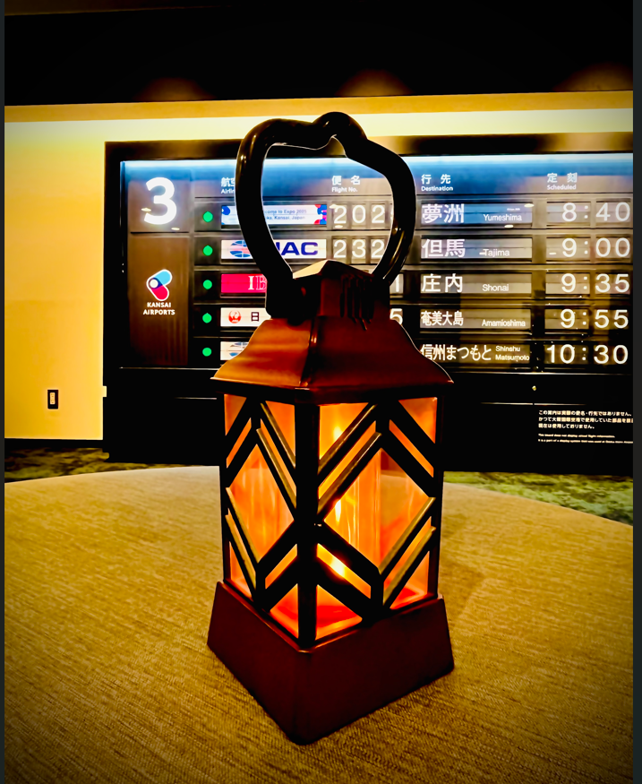 💕大阪関西万博「住友館」のランタンとベンチが大阪国際（伊丹）空港に