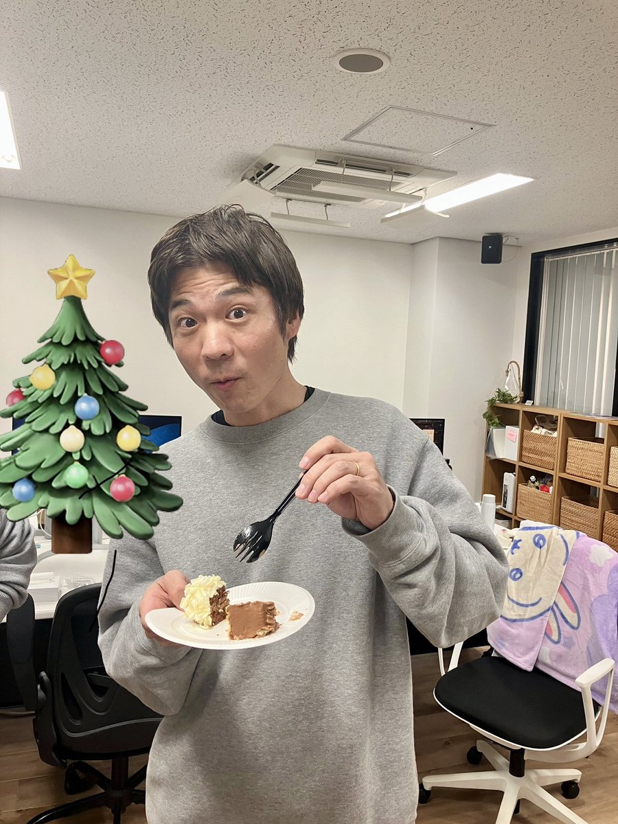 nuseek_jp's tweet photo. 🎄Merry X'mas🎄
NUSEEKでもクリスマスケーキを頂きました！
今年も後少しですが、頑張ります✨
皆様にとっても心温まる一日となりますように🎁
#NUSEEK https://t.co/8eXQlyGjpS