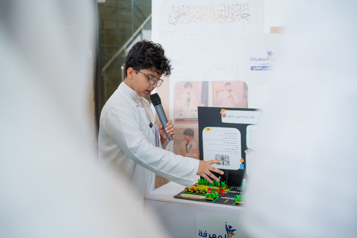 almarefa99's tweet photo. طلابنا يبدعون في "جائزة المعرفة للتميز العلمي". 
🔬 مشاركة فاعلة لـ 55 طالبًا و25 معلمًا في تقديم مشاريع نوعية نالت استحسان الجميع. 
#مدارس_المعرفة 
#التميز_العلمي https://t.co/6GIsvGrp1K