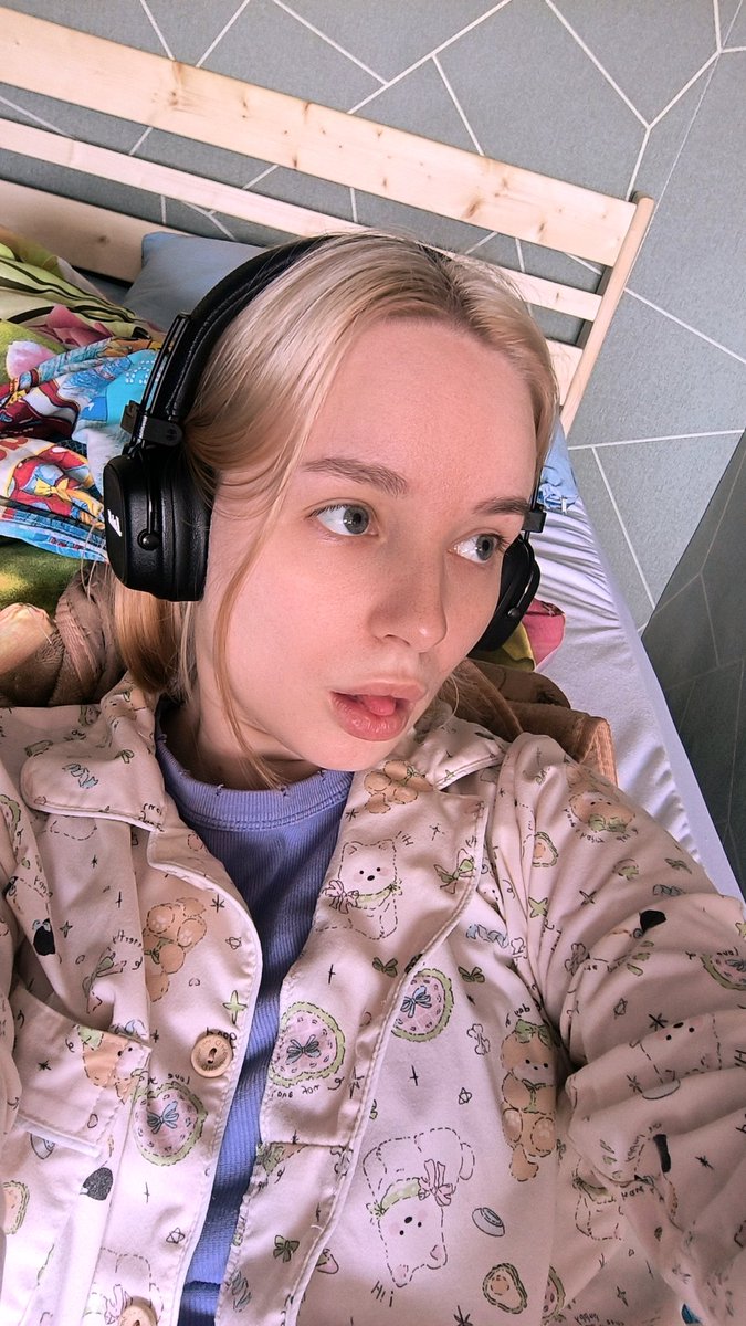 Пока мен работает, я валяюсь в его постели и слушаю Полину Гагарину.