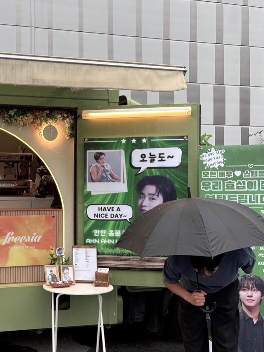 SBS 2026韓劇 《今天也售罄了》 
🇭🇰香港Fandom咖啡車應援認證照

📸251005
大家的心意 
像聖誕禮物一樣 
到達的那天🎁

#오늘도매진했습니다
#안효섭
#安孝燮
#AHNHYOSEOP