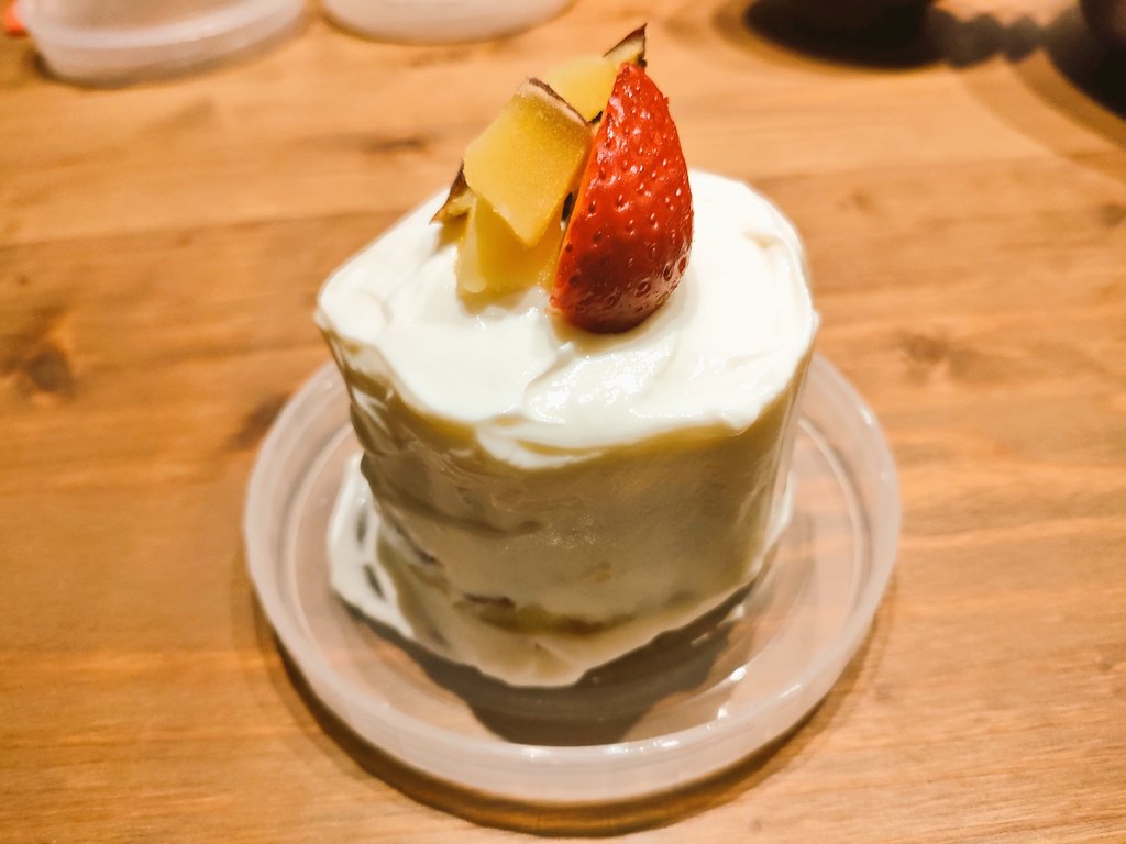 kojingiro's tweet photo. ヤマザキのケーキ買ったら🍓が付いてきたのでトッピング
初めてにしてはそこそこ上手く作れたわ
美味いかは知らんけど！ https://t.co/q5WQ6BUrlG