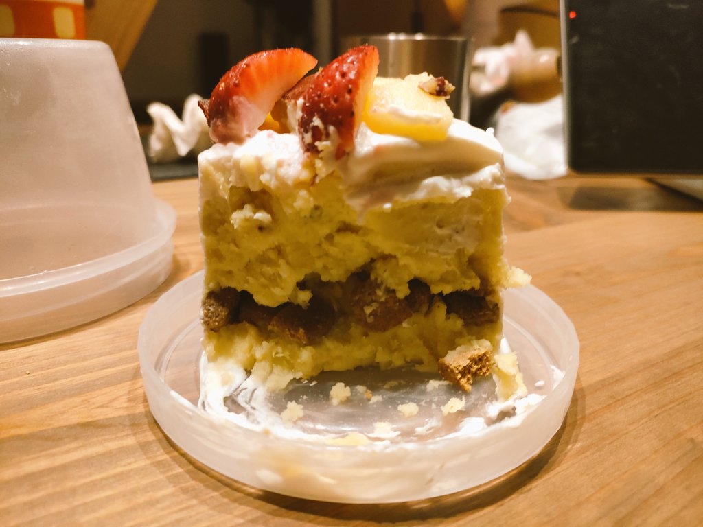 kojingiro's tweet photo. ヤマザキのケーキ買ったら🍓が付いてきたのでトッピング
初めてにしてはそこそこ上手く作れたわ
美味いかは知らんけど！ https://t.co/q5WQ6BUrlG