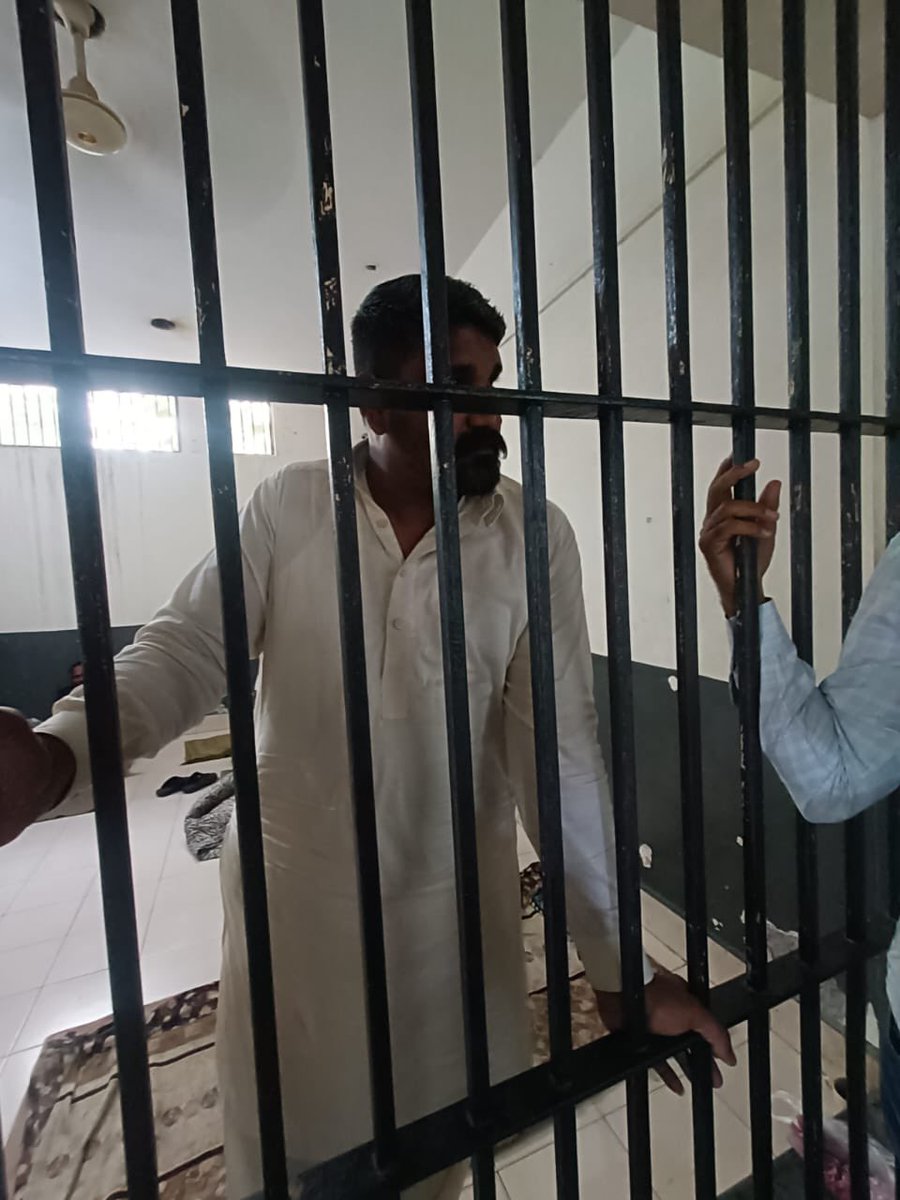 JarralRiz's tweet photo. خاتون اے ایس پی نے ایس ایچ او ڈیفنس اے کو بھیجا کہ ڈاکٹر علی زین کو کہو ASP  صاحبہ بُلا رہی ہیں ۔  SHO جاتے ہوئے ڈاکٹر کے سیکورٹی  گارڈ کو بغیر کسی FIR کے گرفتار کر لے گیا اور حوالات میں بند کر دیا۔  کہ جب ڈاکٹر پیش ہو گا تو اسے واپس لے جانا https://t.co/VaI4NiZUBx