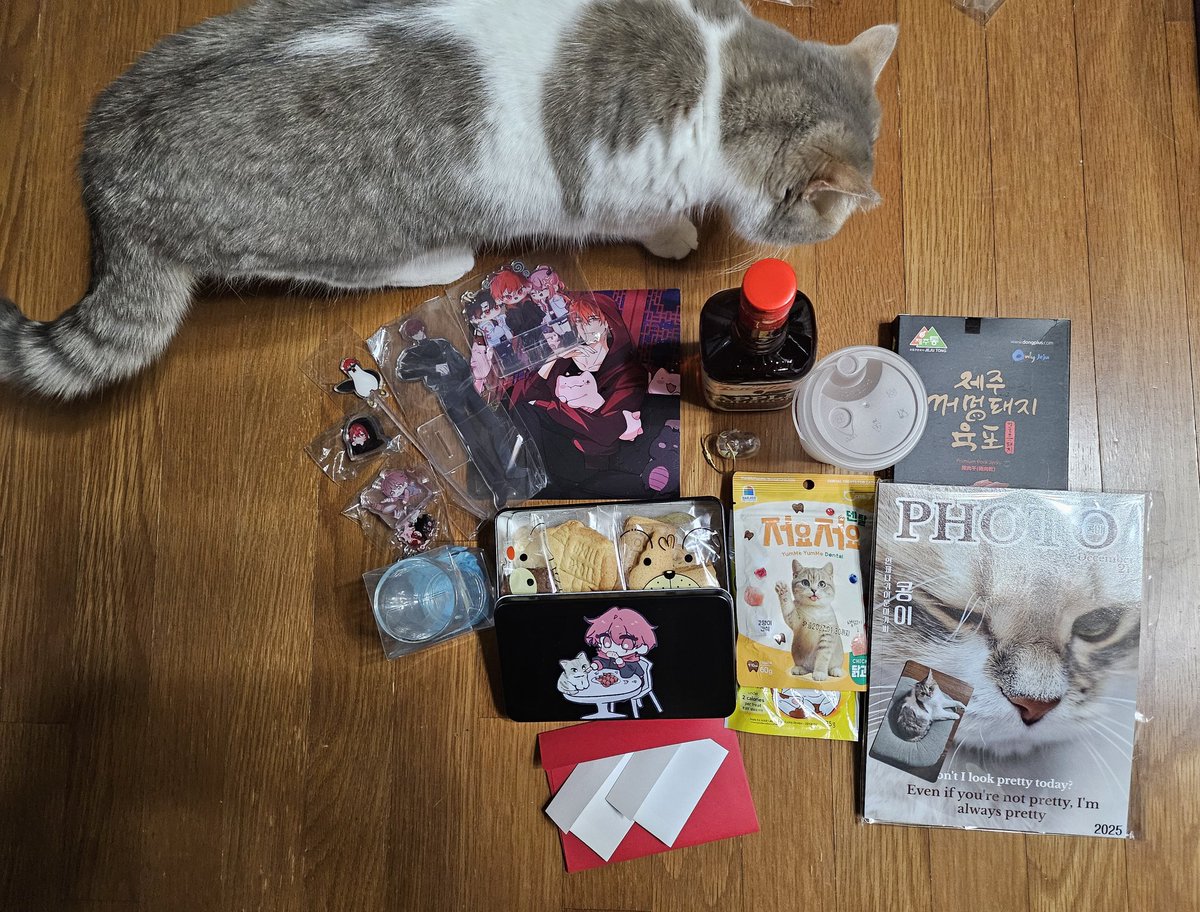 크리스마스에 산타가 오셨어요. ^^
우는 어른한테도 산타가 선물을 이렇게나 많이 주셨네요. 감사합니다~
덕분에 무료하던 크리스마스가 특별한 하루가 됐네요.
(쿠키가 너무너무너무 맛있어요~)