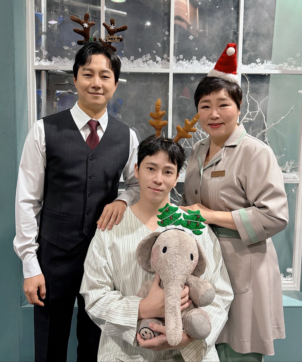 🐘연극 #엘리펀트송

🎅🏻🎁🎄
"𝐌𝐞𝐫𝐫𝐲 𝐂𝐡𝐫𝐢𝐬𝐭𝐦𝐚𝐬!"

- 그린버그, 마이클, 피터슨 
그리고 안소니가💜

𝚃𝙷𝙴 𝙴𝙻𝙴𝙿𝙷𝙰𝙽𝚃 𝚂𝙾𝙽𝙶🐘
𝟸𝟶𝟸𝟻.𝟷𝟷.𝟸𝟸-𝟸𝟶𝟸𝟼.𝟹.𝟾
@ʏᴇs𝟸𝟺 sᴛᴀɢᴇ𝟹