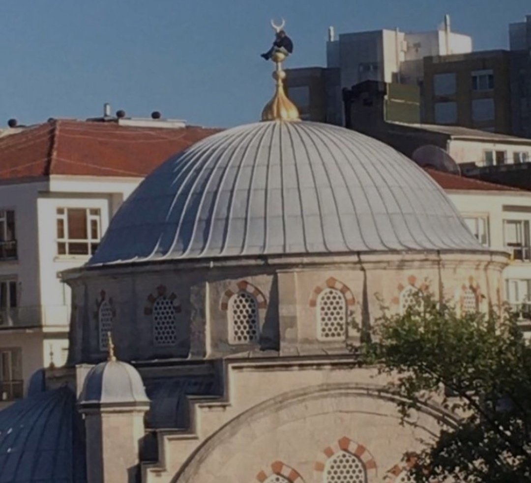 afeyz_'s tweet image. bizim her kandil dua kapısını zorlayış..