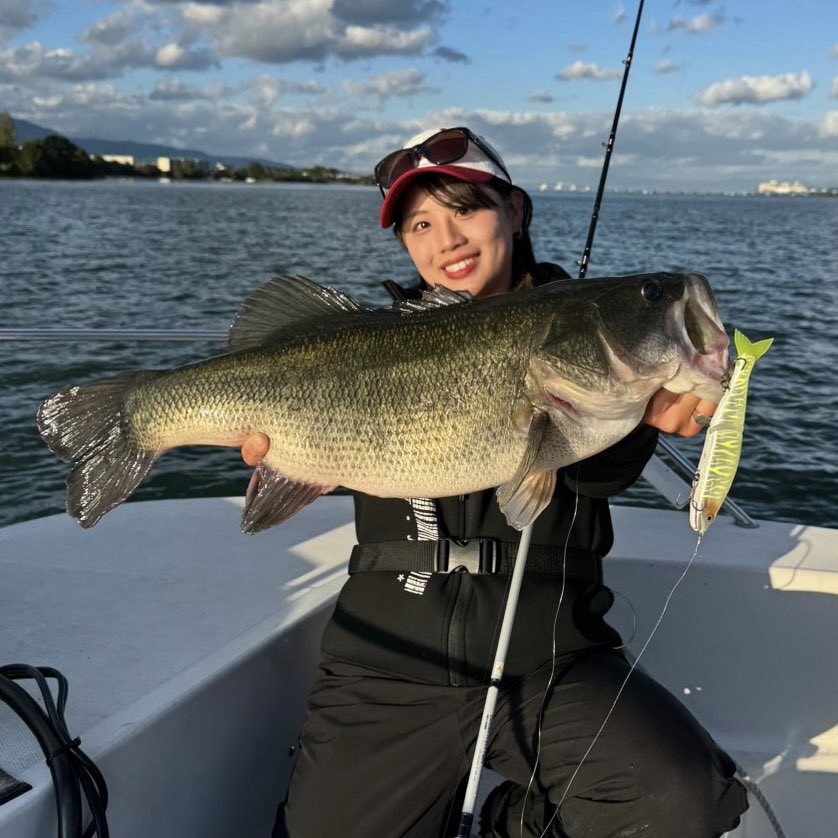 suzufishing's tweet image. おすずサンタから緊急お知らせです📢🎅🏻

本日21時〜！
JOINTED CLAW178  おすずチャートタイガーを数量限定で販売させていただきます🎉
(フォローしていただければメンバーシップ以外の方もご購入いただけます)

そして今回は！クリスマスなのでMUNIBELLステッカーもつけちゃう！😆🎅🏻…