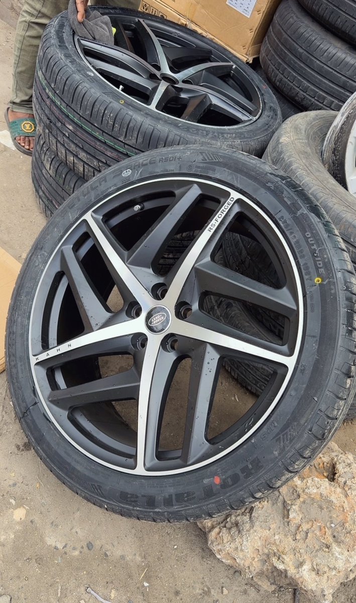 RRoyjames's tweet photo. Today I gat a chance of upgrading a Range Rover vogue with brand new sport rims &amp; tyres rate my upgrade guys today or call us for the similar upgrades on 0705922514 https://t.co/8hxt4zRJAR