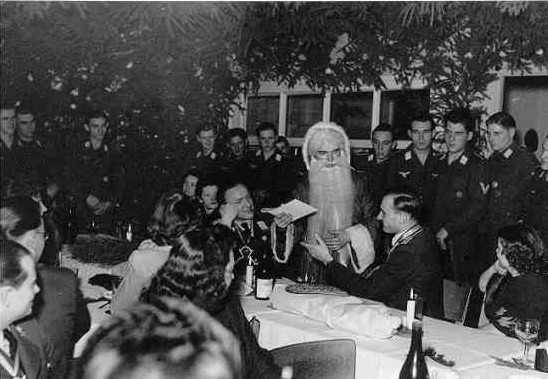 そういえばナチスは異人種の聖人であるサンタクロースをクリスマスから排除しようとして「本当にクリスマスにやって来るのはユダヤ人が捏造したサンタではなくオーディンです！」と主張して普及させようとしました。ナチスのクリスマスパーティにやってきたオーディンの写真。サンタではない！