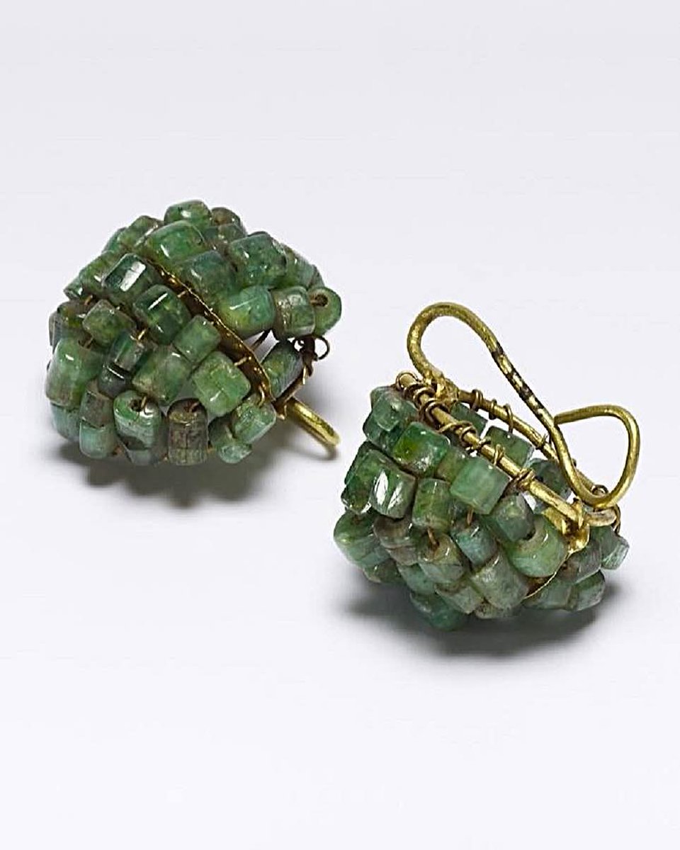 Dr_TheHistories's tweet image. A 1st Century AD, Emerald Earrings were found near Pompeii. They are relatively simple, made of beads threaded on a convex grid of gold wires, which was then fastened to a circular frame designed to hang from the ear by a basic gold wire hook. 

However, they were expensive,…