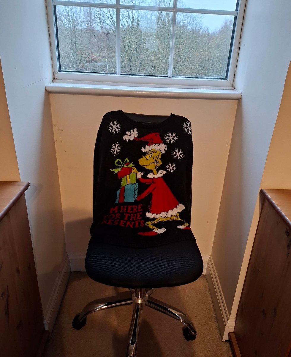 메리 크리스마스 트친들! 영국인들은 입는 걸 의자에 입혀놓고