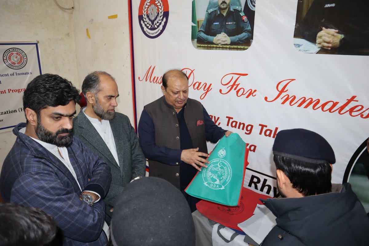 ڈپٹی کمشنر ایبٹ آباد سرمد سلیم اکرم نے ڈسٹرکٹ جیل ایبٹ آباد کا دورہ کیا۔ 

دورے کے دوران قیدیوں کی رہائش، صفائی ستھرائی، طبی سہولیات، خوراک اور مجموعی انتظامات کا تفصیلی جائزہ لیا گیا۔
facebook.com/share/p/1B38p3…