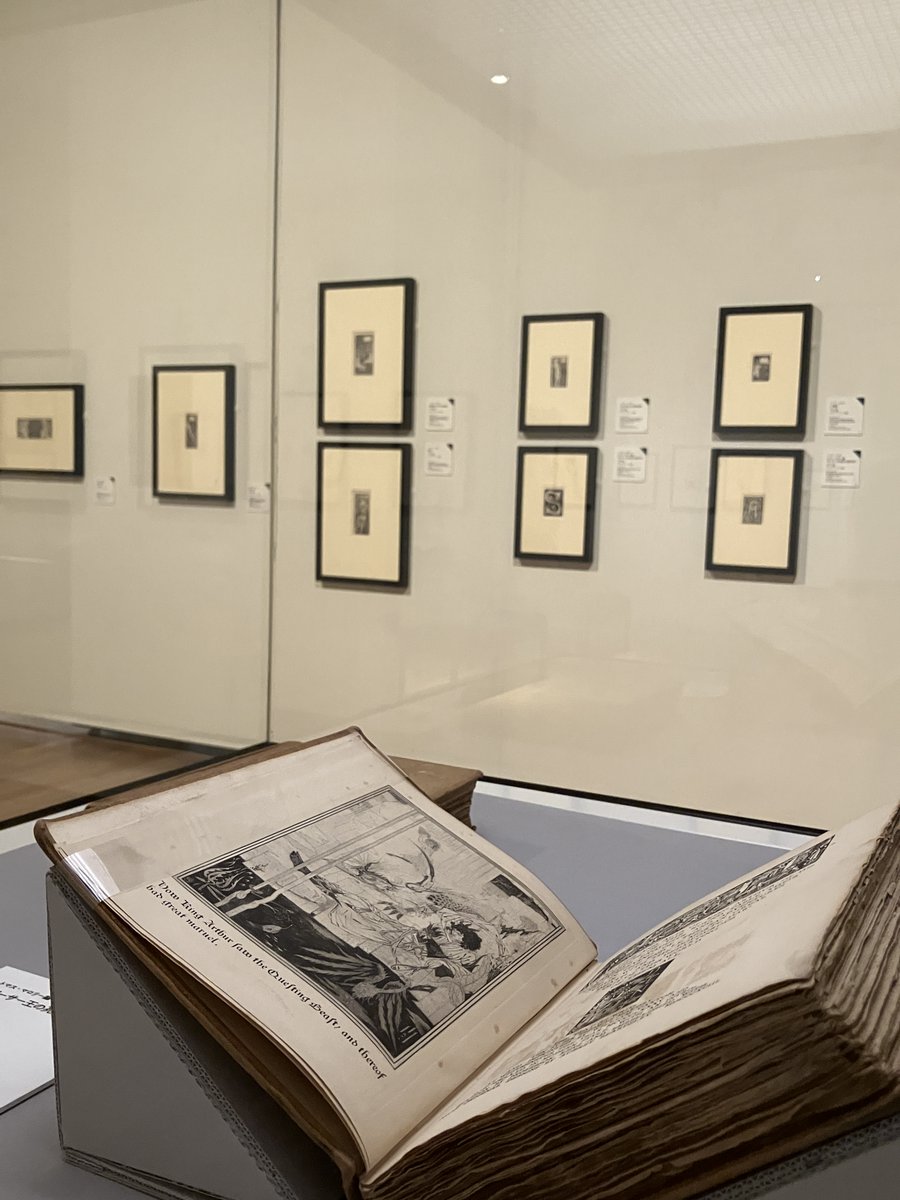 ✨＃ビアズリー展　好評開催中✨
2025年の開館日は本日26日（金）まで！美術館納めにビアズリー展はいかがでしょうか❓17時まで開館しています（入場は16時半まで）🏦🚶‍♀️