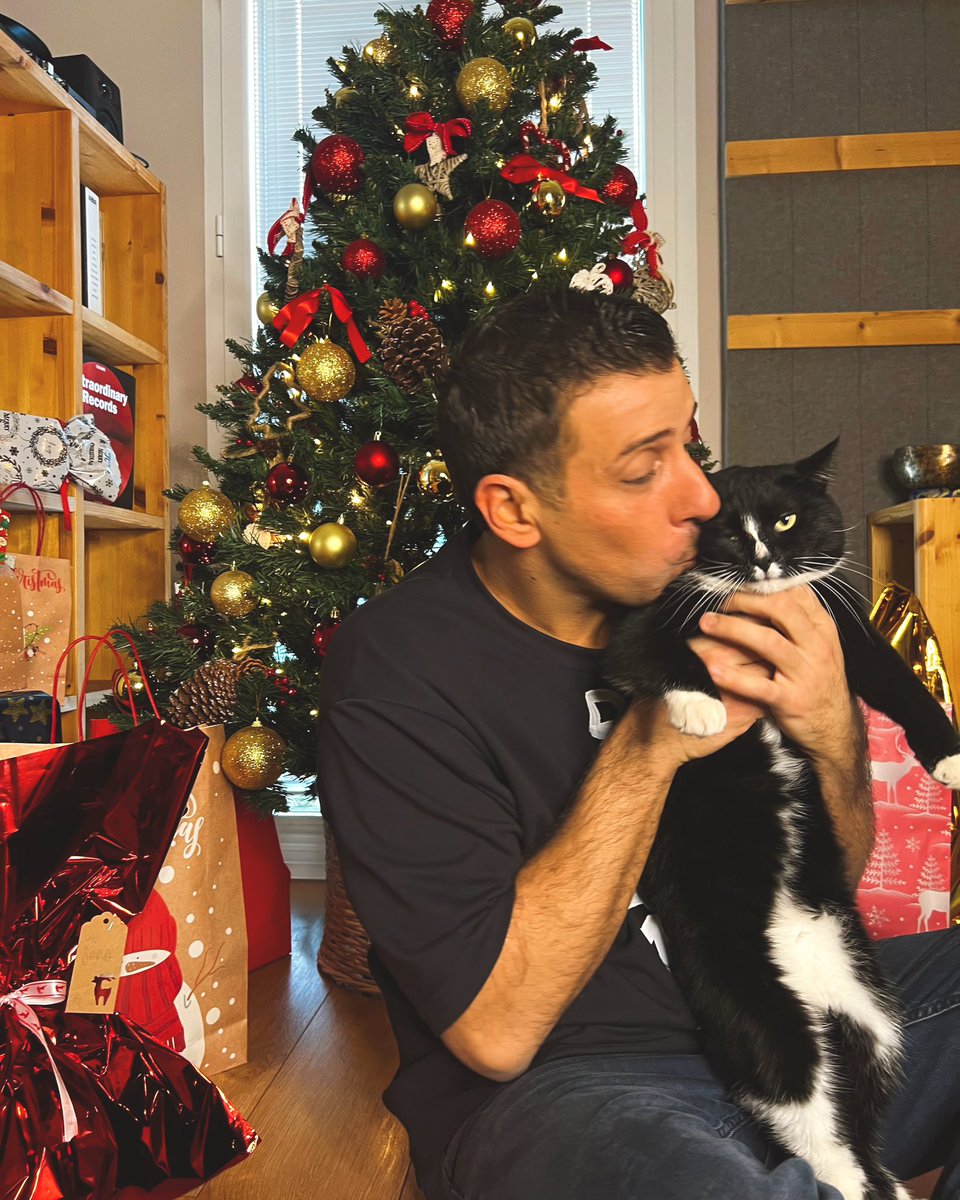 frankgabbani's tweet image. Da Casa Gabbani e Coco un sereno Natale e buone feste 🎄💙