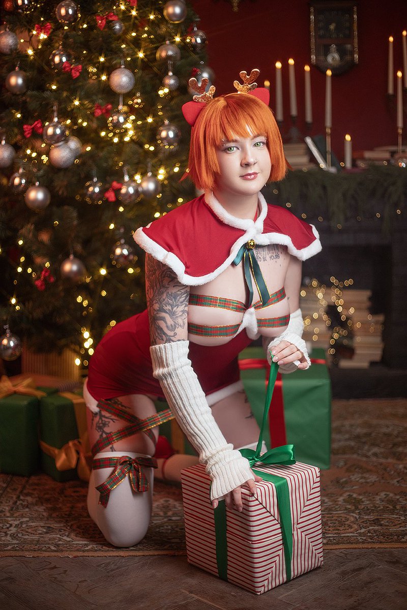 cherryfox0809's tweet photo. Cait as gift or gifts from Cait?

[A House in the Rift]

#cosplay #Christmas https://t.co/Qi9auiUQEX