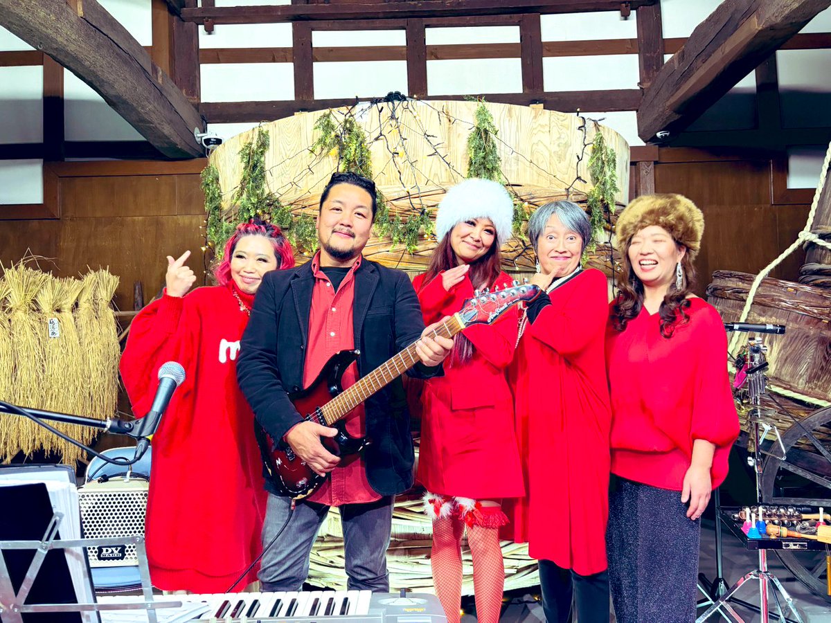 昨日のクリスマスライブの記念写真、みてくださったお客さまがONEPIECE風にして下さったらしいが

髪色だけが同じな
スタイルめっちゃいいキャラに変えられてとてもうれしいww